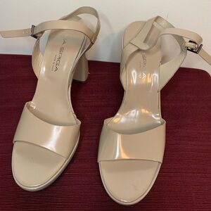Via Spiga ( made in Italy) Women's Cream Sandals. Size 9,5